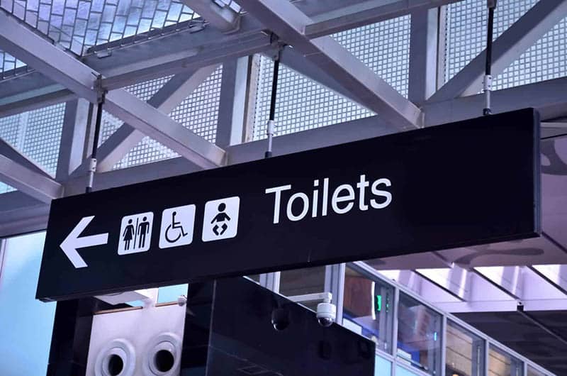 Airport sign pointing to toilets